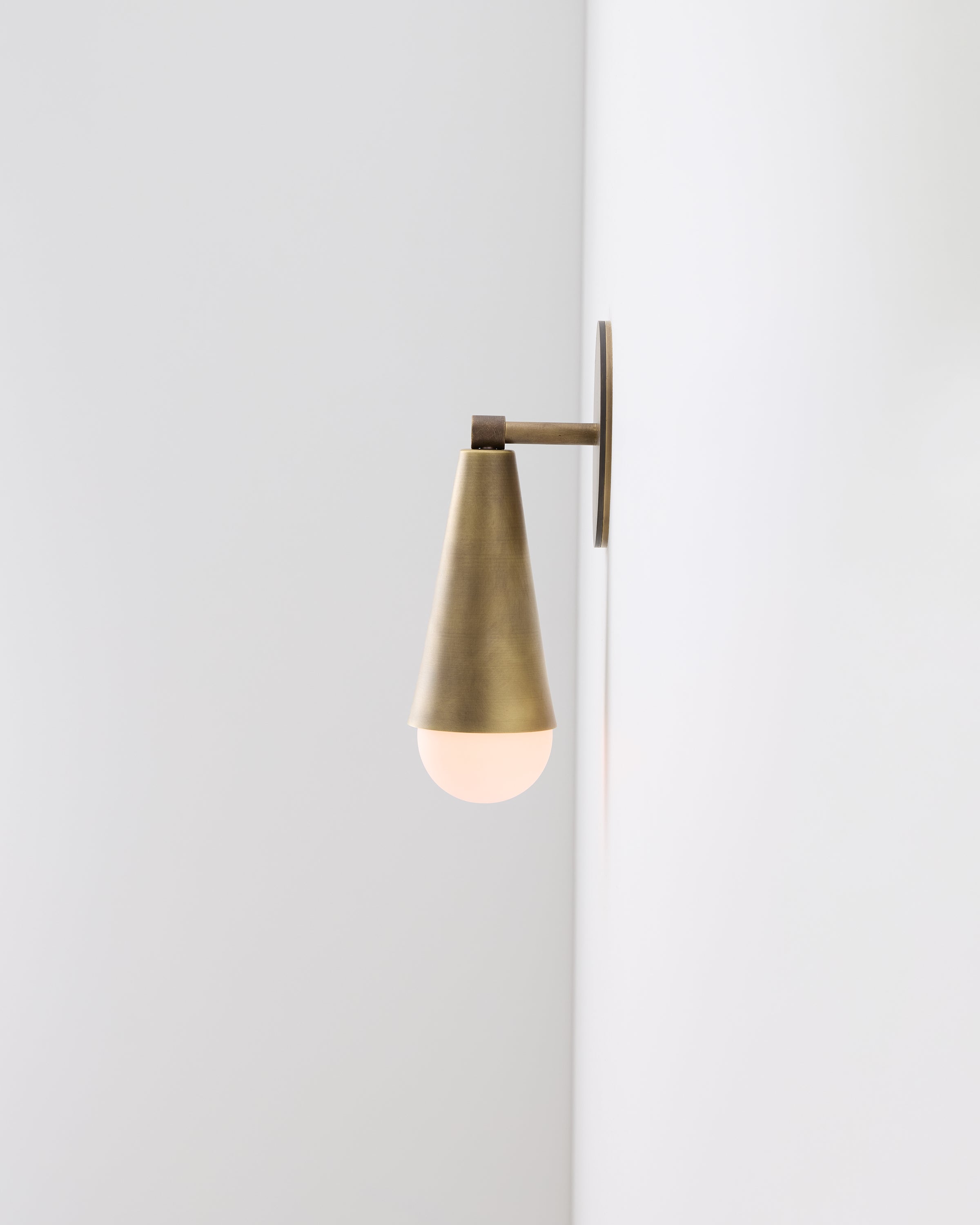 Sideview of Karma I downlight wall sconce